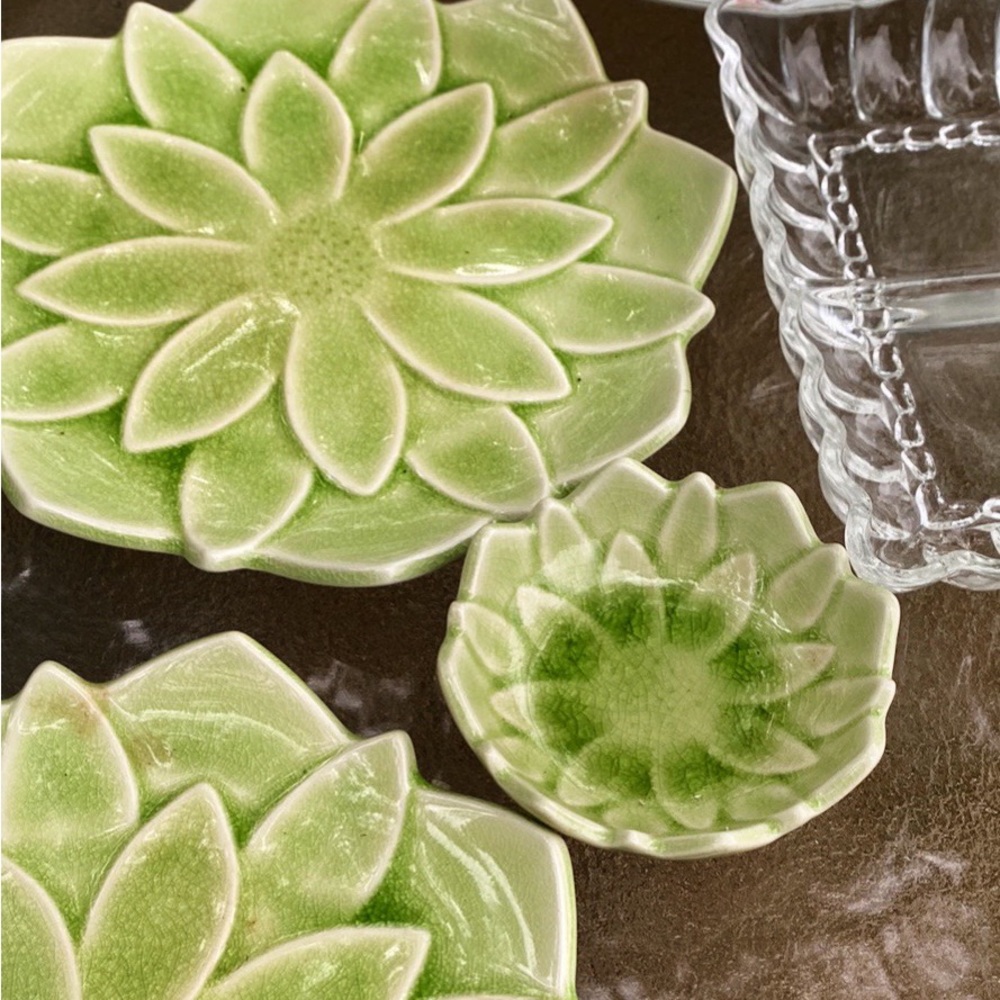Nice glass dishes to place around the house or beautiful kitchen dishes